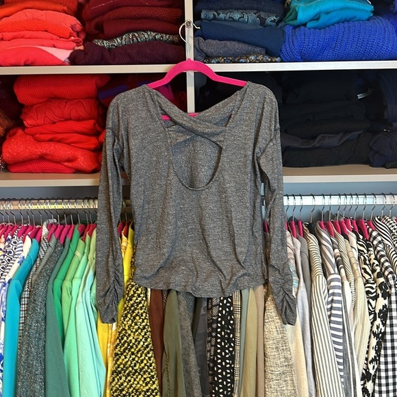 Gap Fit gray athletic long sleeve cross crossed back top size S - Picture 3 of 3